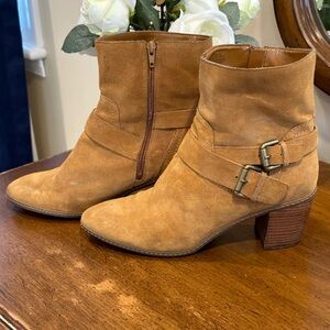 Suede classic boot for any look